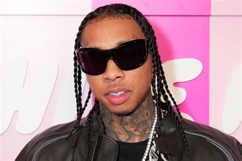 Tyga Shows Off His Bare, Tattooed Butt in Beach Photos: Kiss。